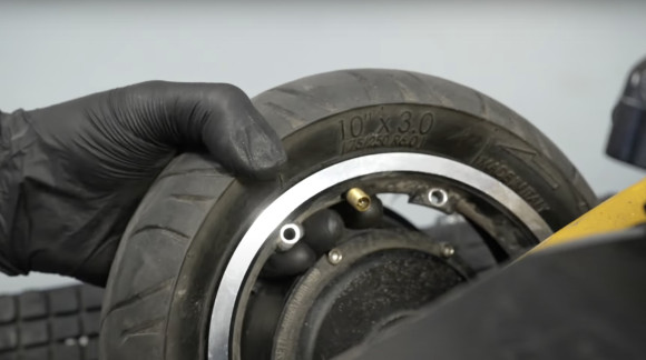 Anleitung: Behebung eines Plattreifens beim Scooter Vsett 10+